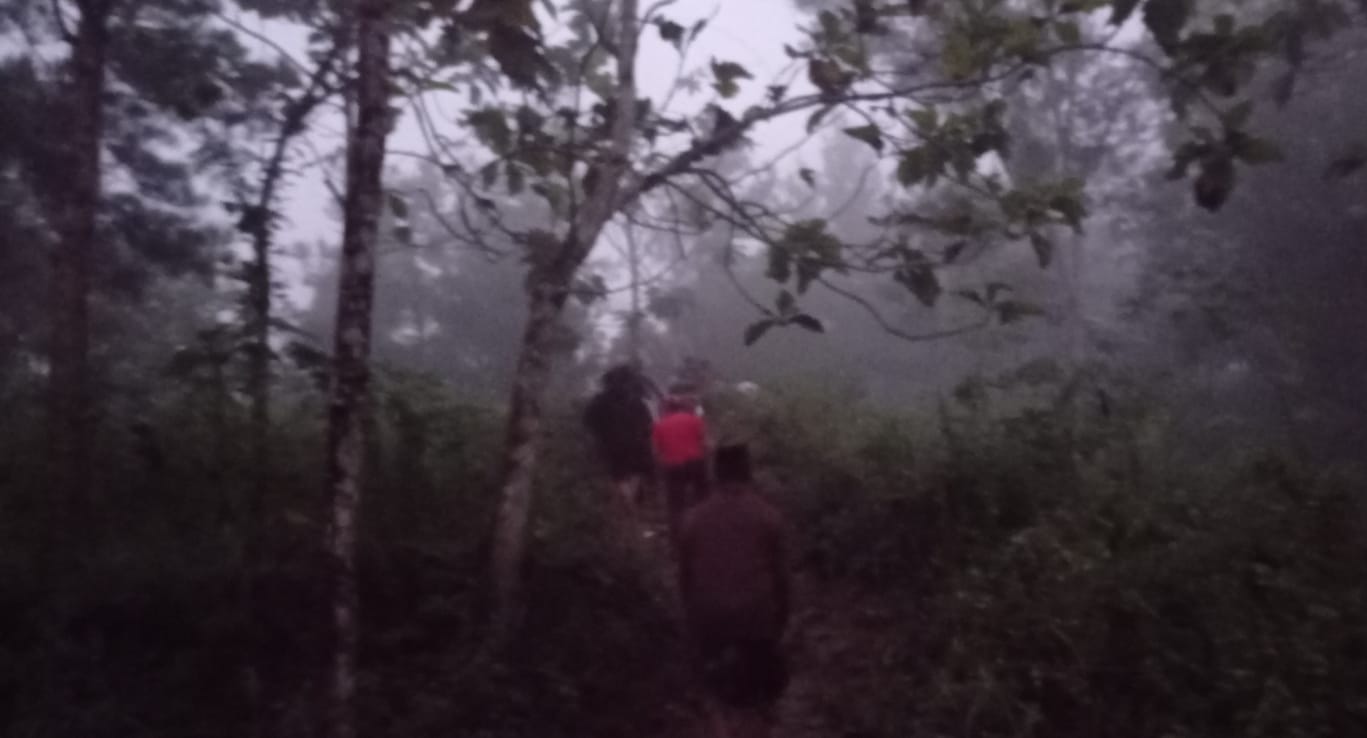 Warga Desa Ngadirenggo menaiki Gunung Kebo saat diselingi kabut