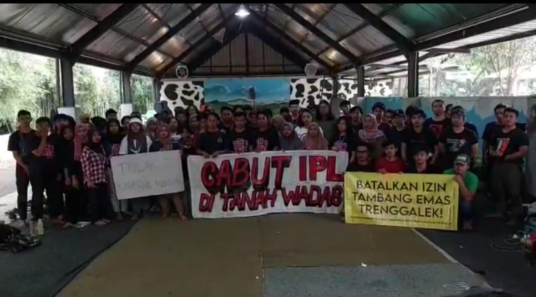 Bentangan poster oleh solidaritas pemuda se-Jawa