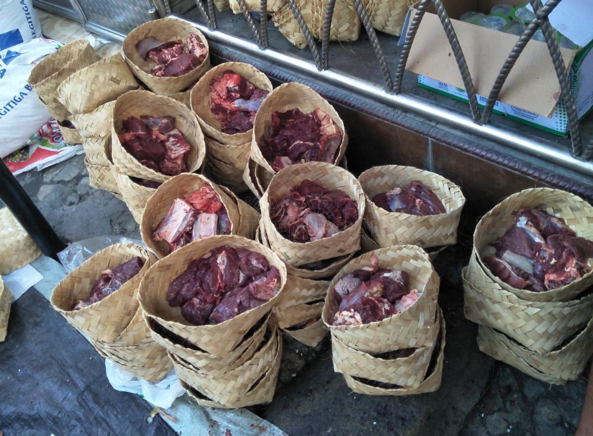 Daging kurban yang ditaruh di besek