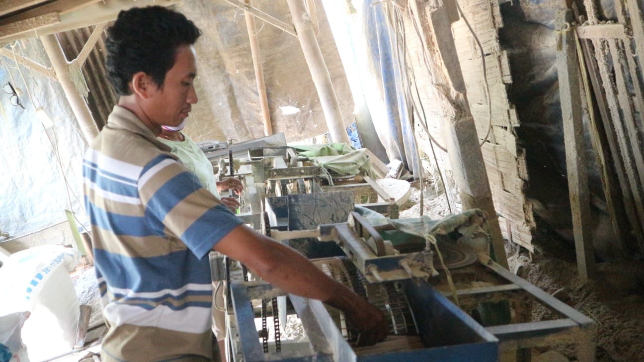 Herno Nurmanto sedang menunjukkan proses membuat tusuk sate