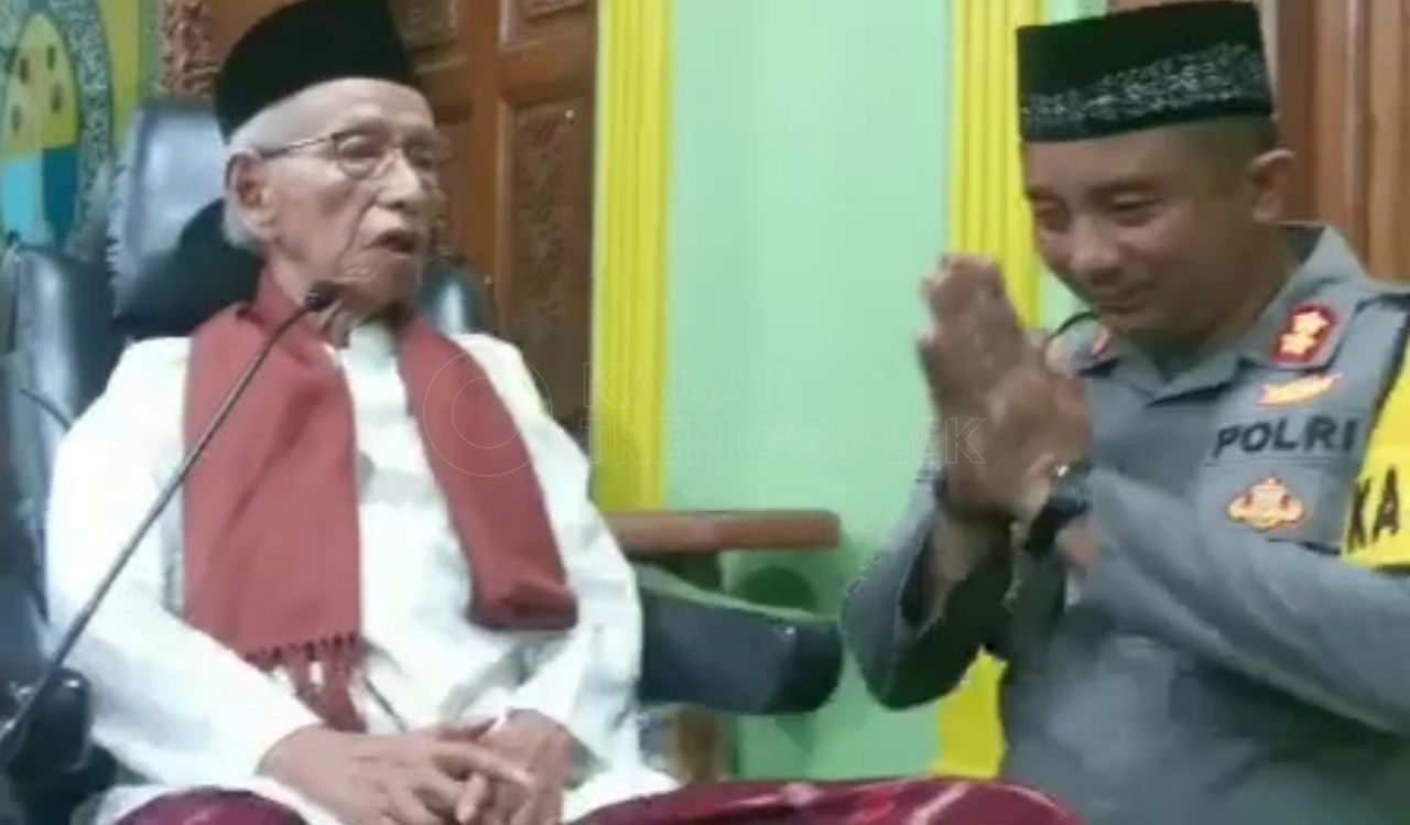 Kiai Muchtar (ayah DPO Subchi) menceramahi Kapolres Jombang