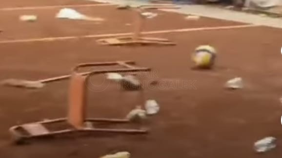 Kursi yang dilempar penonton bola voli di Trenggalek