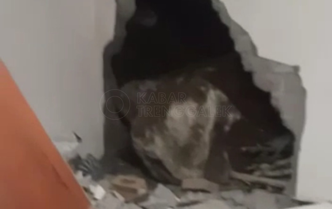 Material tanah longsor menjebol dinding rumah warga Dusun Buluroto, Desa Ngadimulyo, Kecamatan Kampak, Kabupaten Trenggalek 