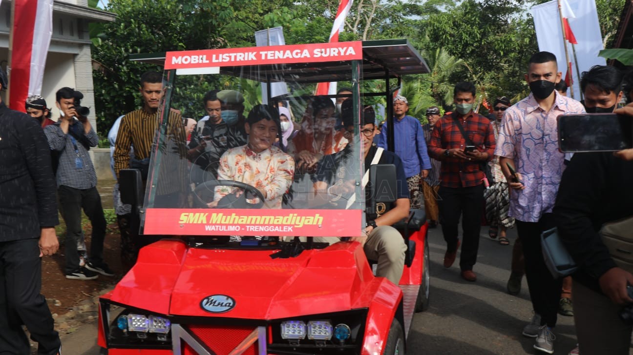 Menteri Sandiaga Uno asyik mengendarai mobil listrik SMK Muhammadiyah Watulimo Trenggalek 
