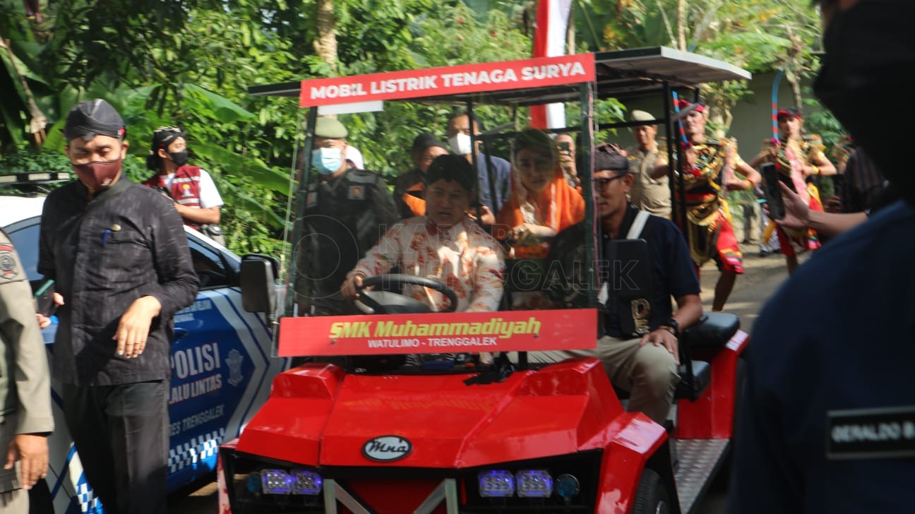 Menteri Sandiaga Uno asyik mengendarai mobil listrik SMK Muhammadiyah Watulimo Trenggalek 