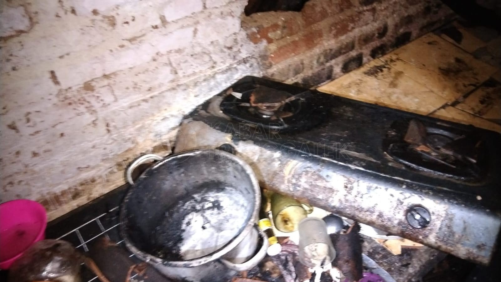 Peralatan di dapur rumah warga Panggul yang terbakar
