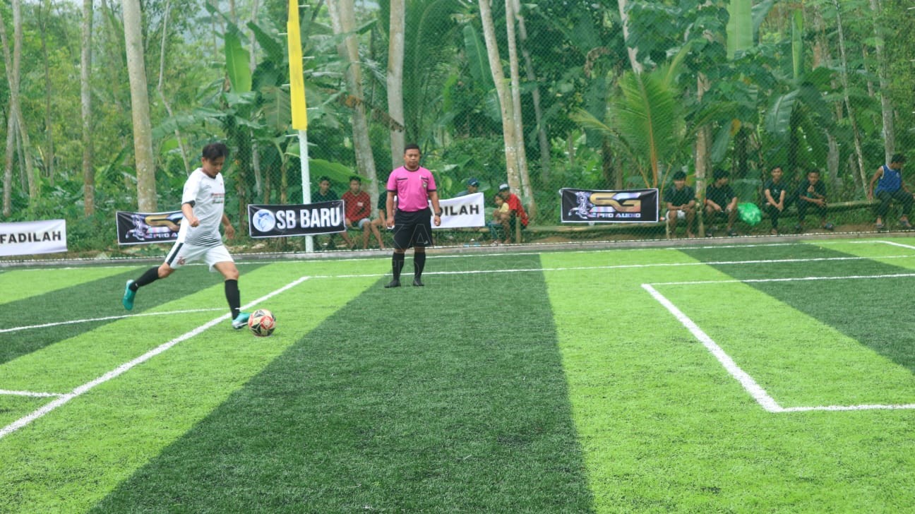 Pertandingan mini soccer di lapangan Kecamatan Watulimo