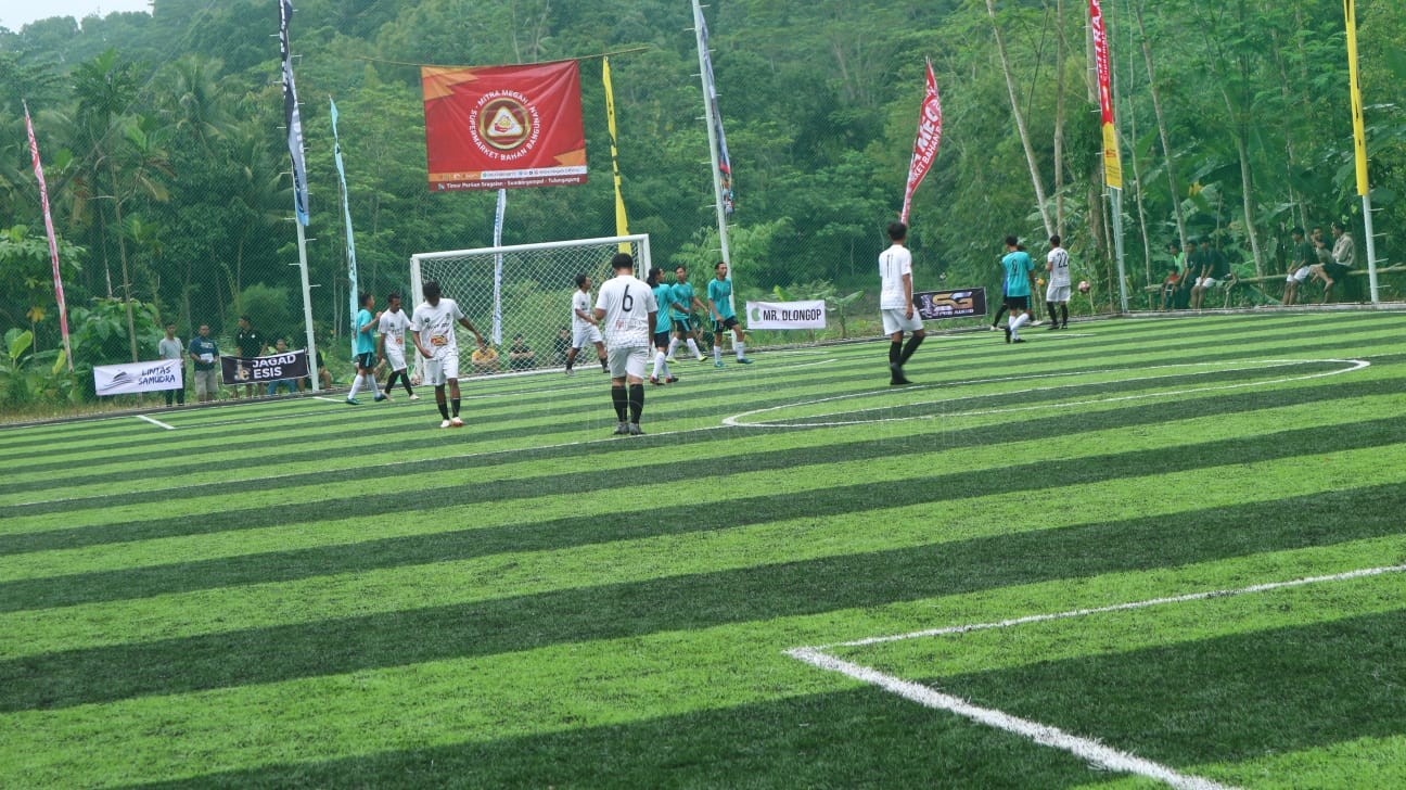 Pertandingan mini soccer di lapangan Kecamatan Watulimo