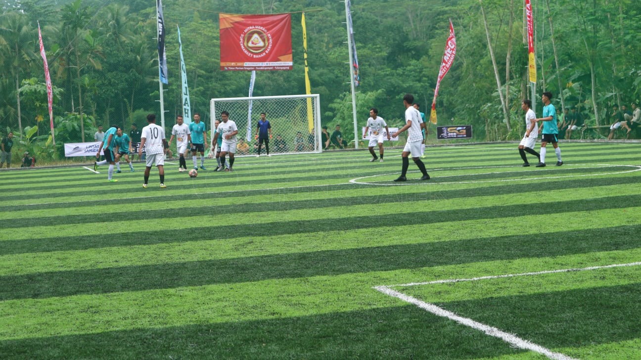 Pertandingan mini soccer di lapangan Kecamatan Watulimo