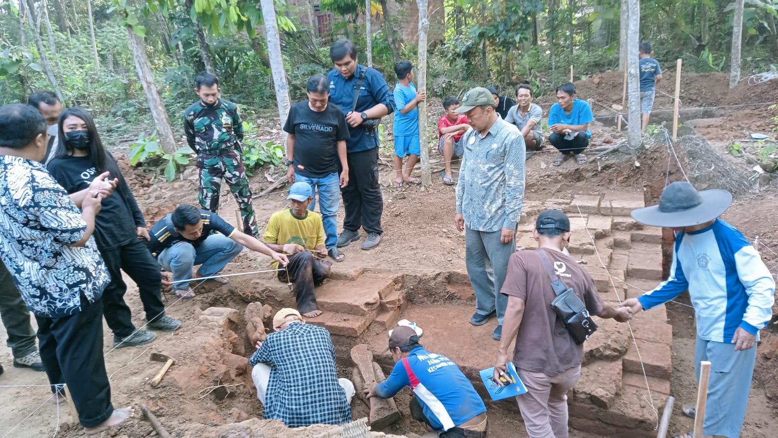 Proses evakuasi temuan arca baru di Situs Gondang Trenggalek