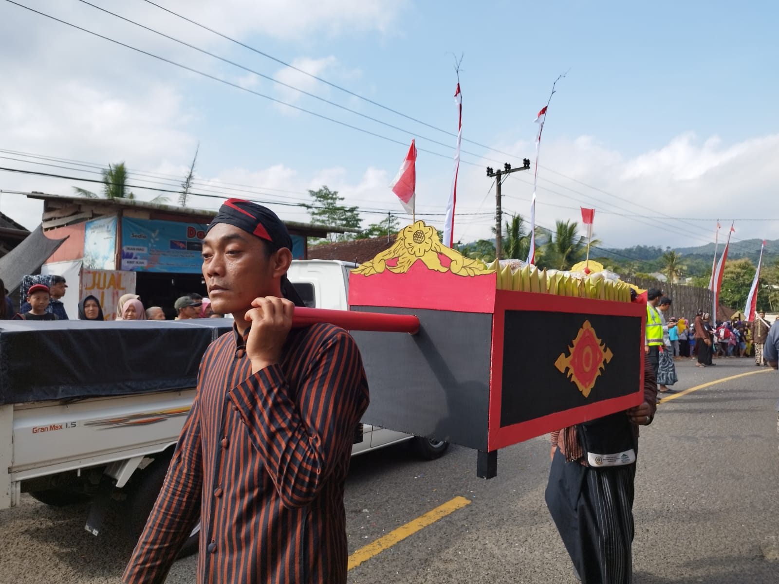 Takir plontang ditandu oleh peserta arak-arakan