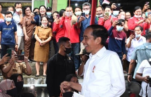 Tawa Presiden Jokowi saat dikerumuni masyarakat