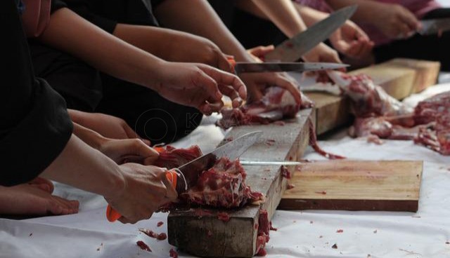 Ilustrasi cara mengolah daging kambing agar empuk dan tidak bau