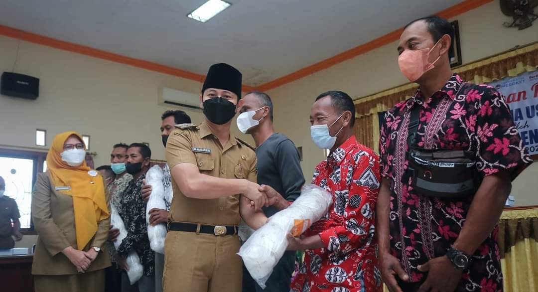 Bupati Trenggalek, Mochamad Nur Arifin menyerahkan sarpras perikanan kepada nelayan