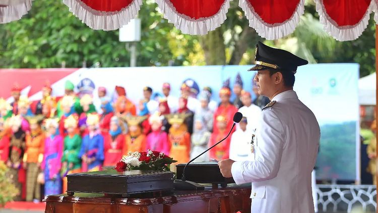 Bupati Trenggalek berpidato dalam upacara HUT RI ke-77