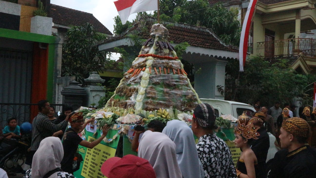 Wujud Rasa Syukur, 1000 Lodho Khas Trenggalek Diarak Kampung