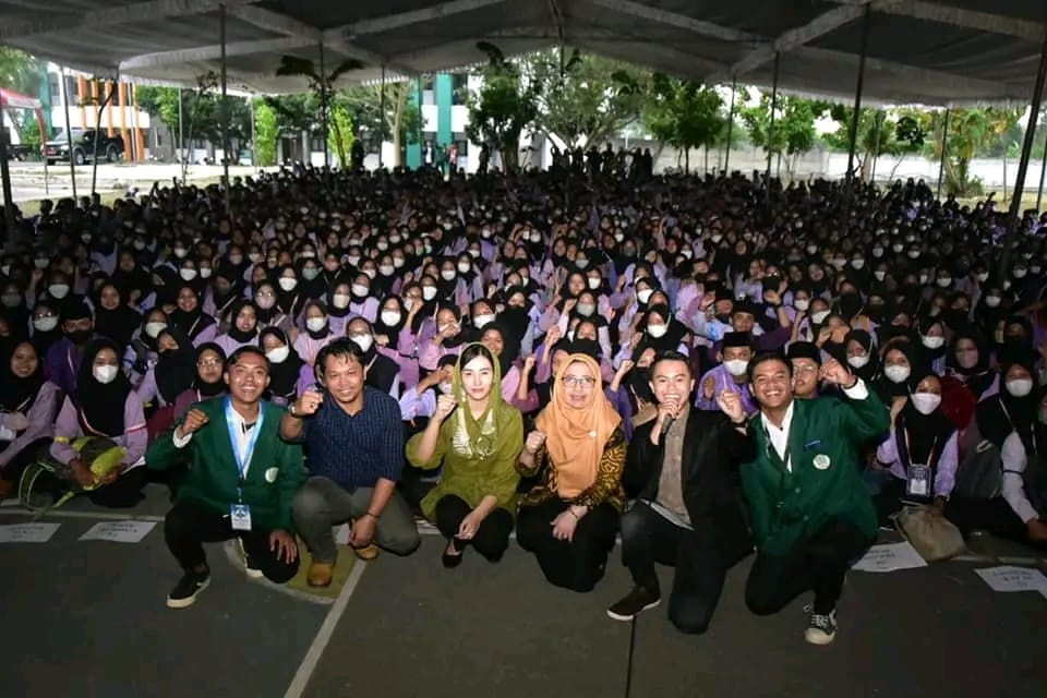 Novita Hardini bersama 1500 mahasiswa baru UIN Tulungagung