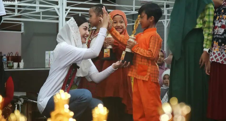 Novita Hardini bersama anak-anak di Hari Anak Nasional