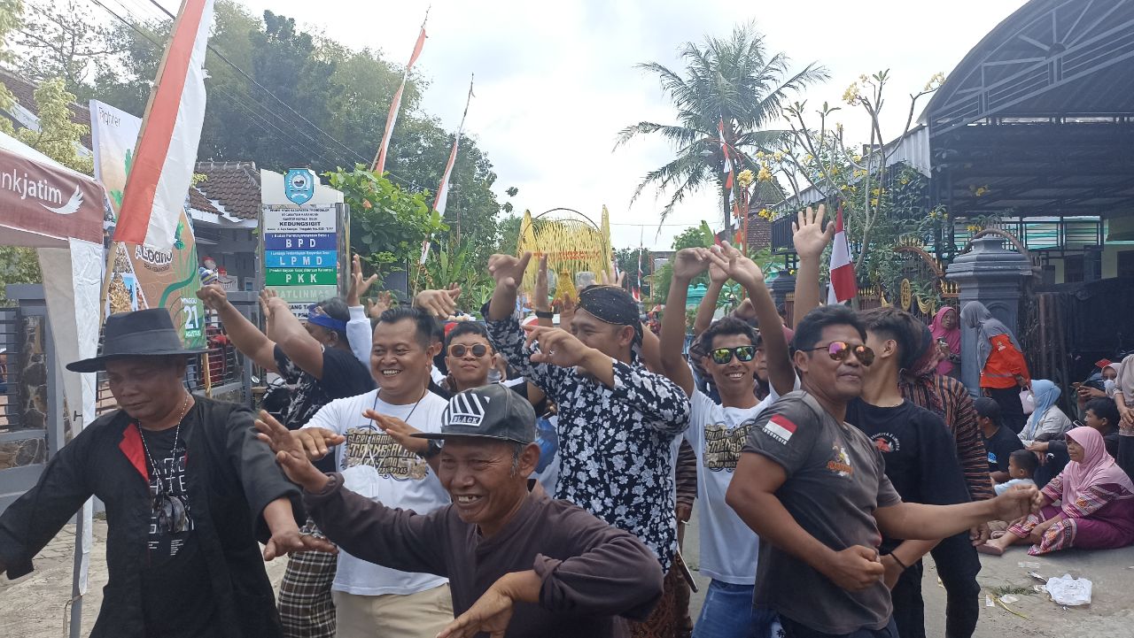 Para peserta Pawai 1000 Lodho Desa Kedungsigit berjoget ria
