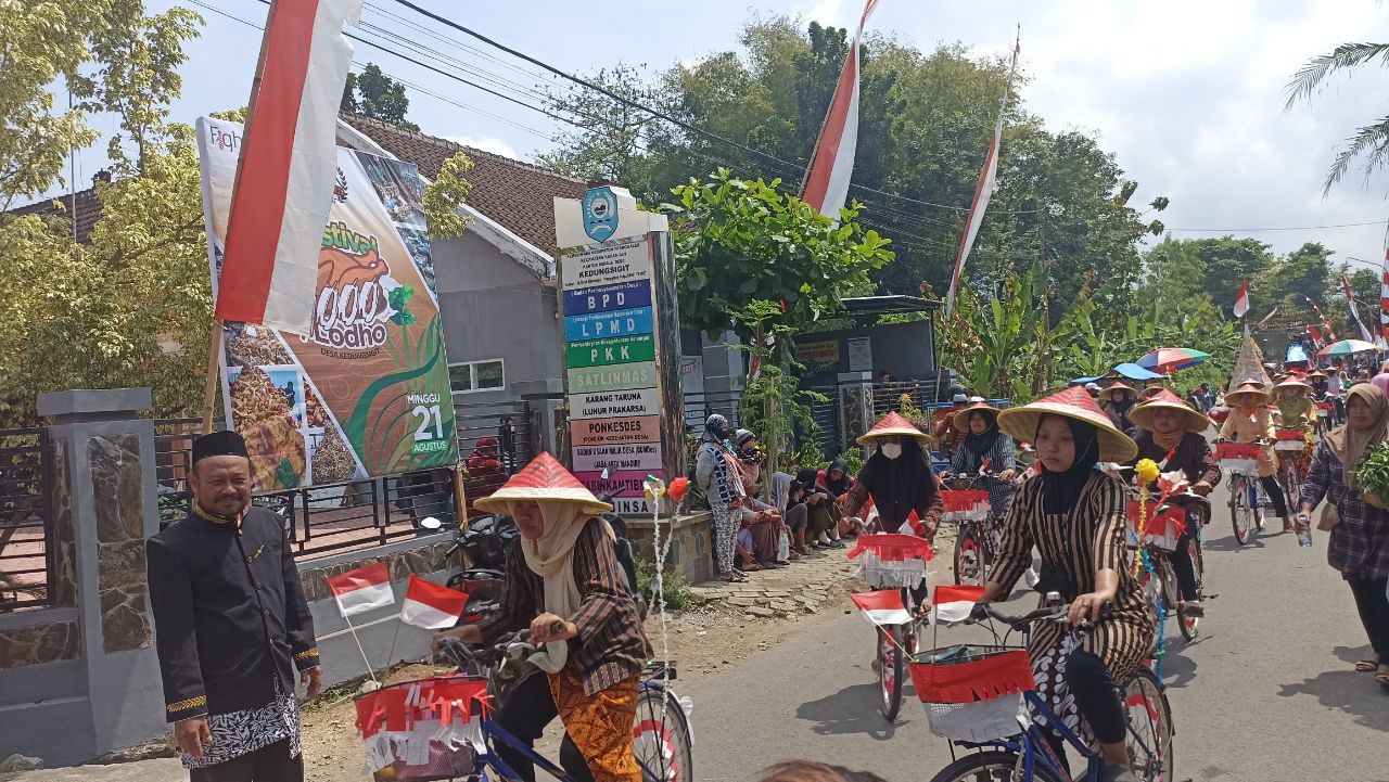 Para peserta Pawai 1000 Lodho Desa Kedungsigit naik sepeda