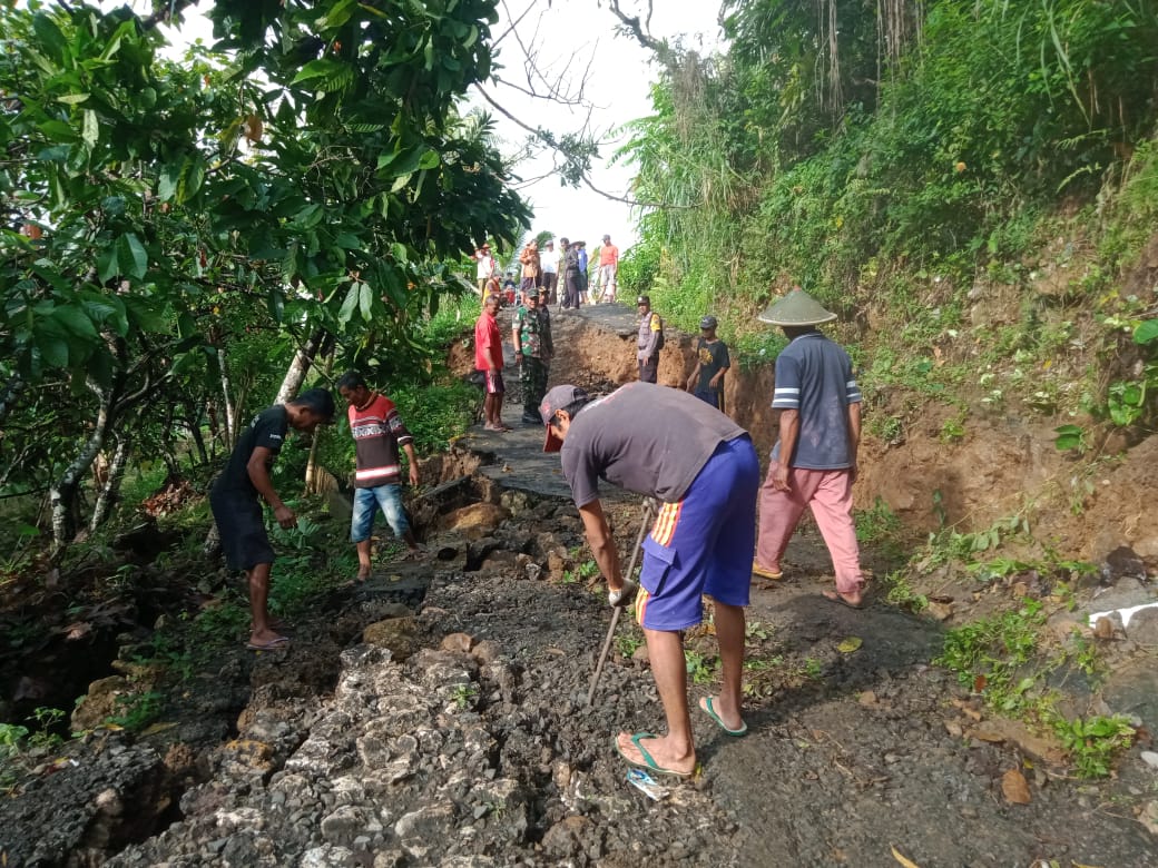 Pembersihan material tanah longsor di Desa Dongko