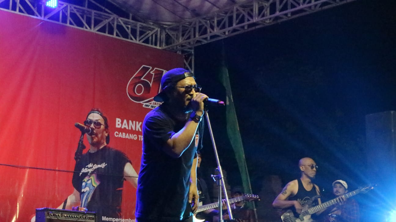 Penampilan Krisyanto Jamrud saat menyanyikan lagu Surti Tejo