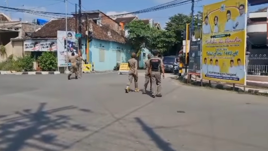 Penertiban reklame liar di Trenggalek