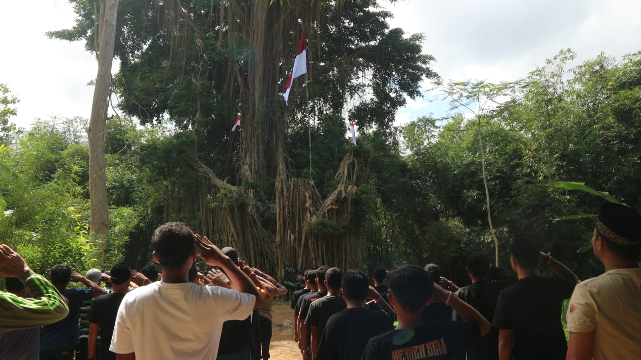 Suasana upacara bendera HUT RI ke-77 di pohon sakral