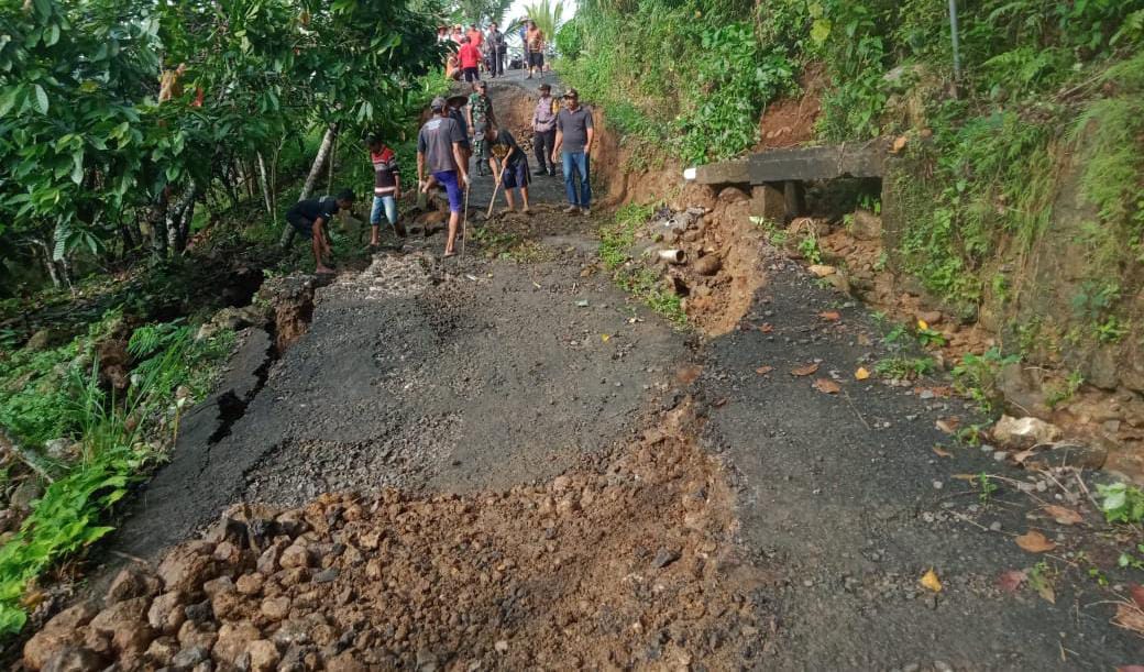 Tanah longsor memutus jalan penghubung antar desa di Dongko