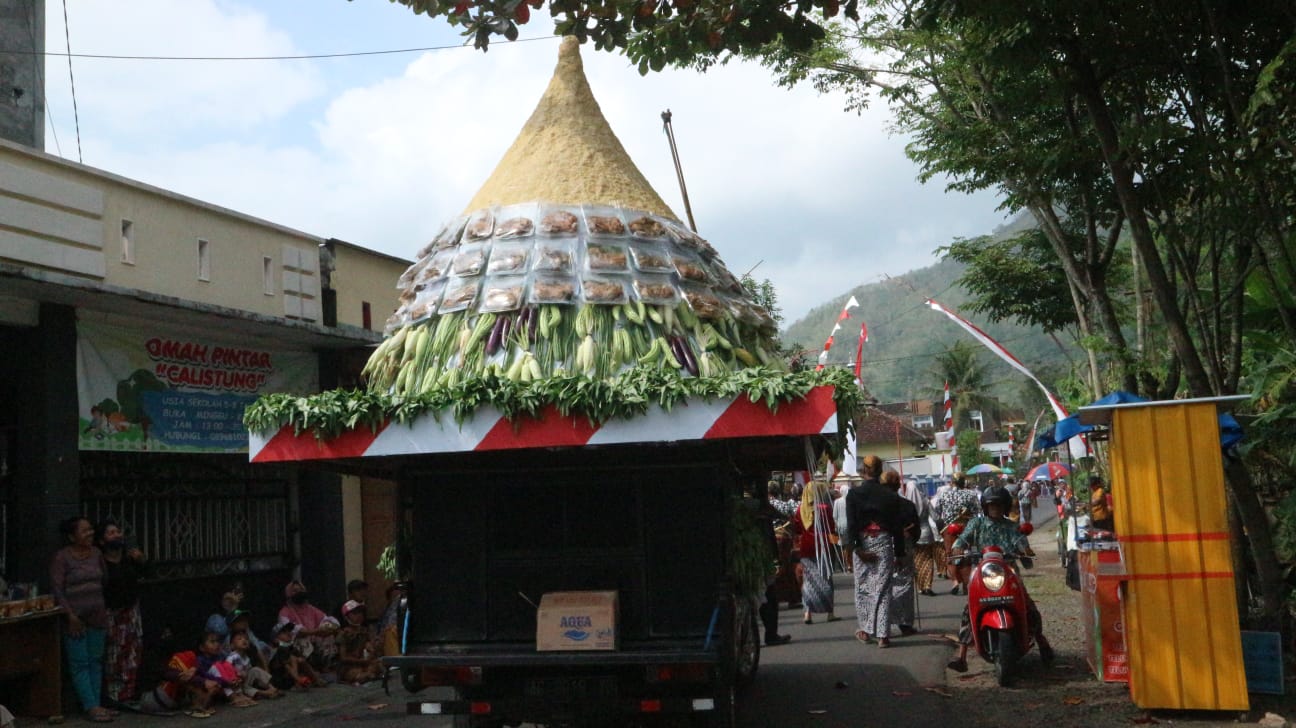 Tumpeng lodho raksasa dalam karnaval di Desa Kedungsigit