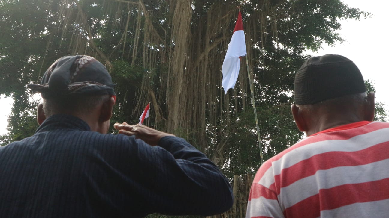 Upacara Bendera di pohon sakral Trenggalek