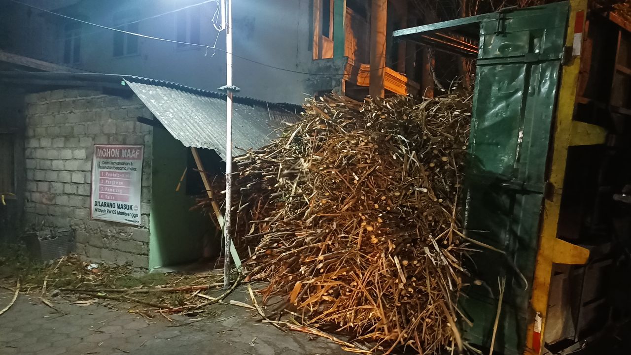 Warung nasi goreng yang tertimpa tumpukan tebu