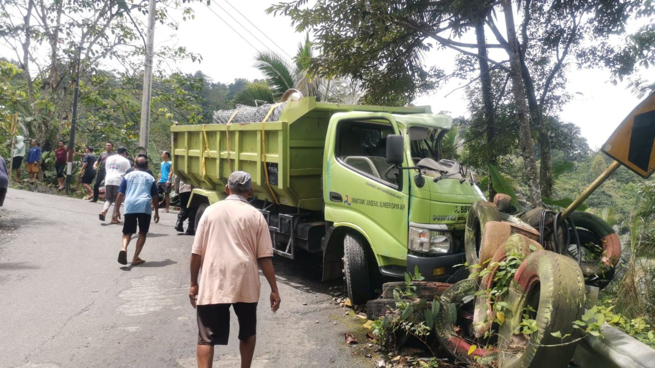 Dump truk berhenti di tepi jalan rengkek-rengkek Munjungan