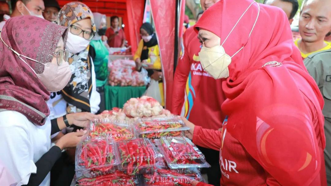 Gubernur Jawa Timur, Khofifah tinjau program pasar murah/Foto: @khofifah.ip (Instagram)