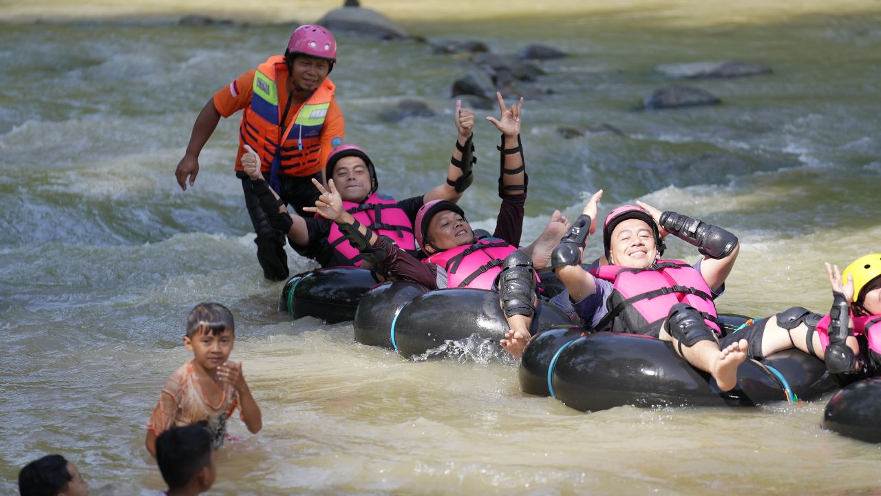 Keceriaan saat menikmati River Tubing Desa Wisata Pandean Trenggalek