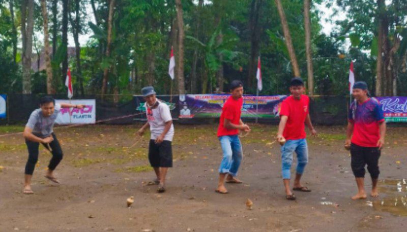 Lomba permainan tradisional gangsing di Desa Melis, Kecamatan Durenan, Kabupaten Trenggalek