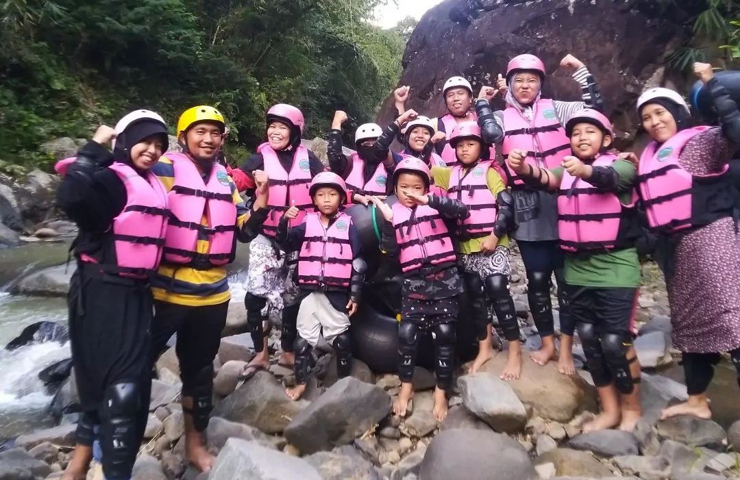 Masyarakat menikmati Wisata River Tubing di Desa Pandean Trenggalek/Foto: @rivertubing_watukandang (Instagram)
