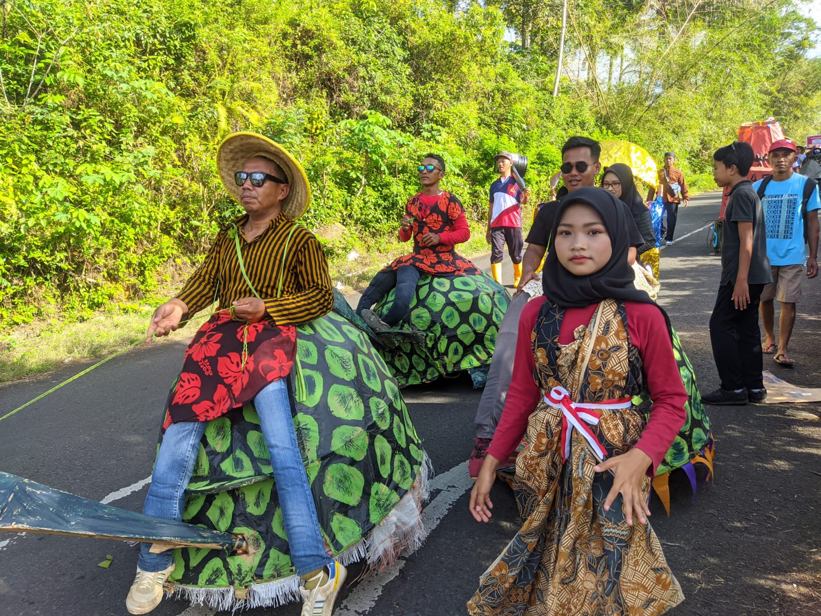 Para peserta karnaval di Desa Gemaharjo