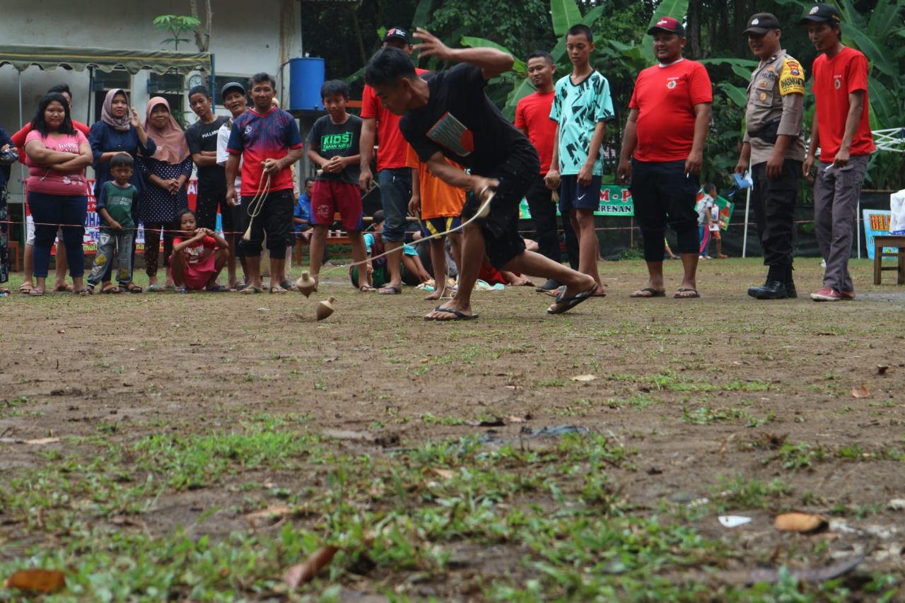 Tilik Permainan Tradisional Adu Gangsing, yang Mencoba Bangkit di Desa Kamulan