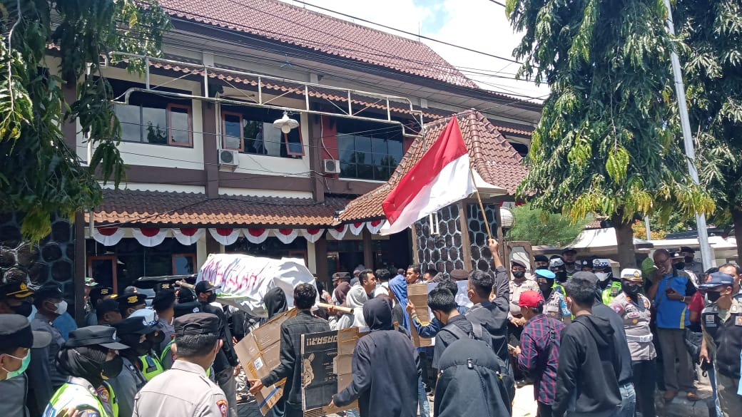 Puluhan Elemen Masyarakat Watulimo demo DPRD Trenggalek/Foto: Kabar Trenggalek