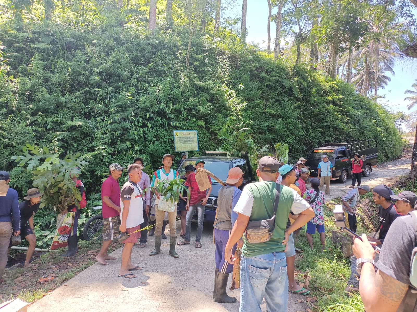 Puluhan warga Desa Pakel menanam pohon bersama