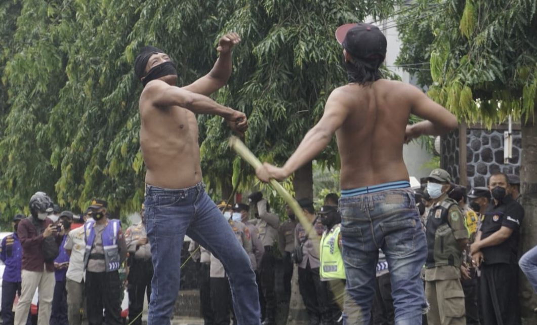 Ritual Tiban dalam demo tolak kenaikan BBM di Trenggalek/Foto: Kabar Trenggalek