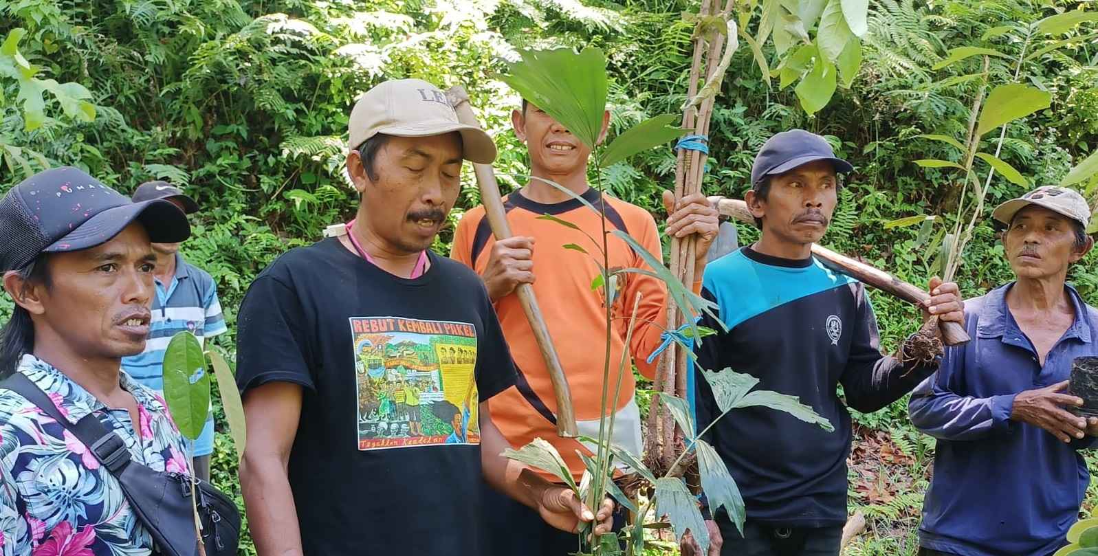Rukun Tani Sumberejo Pakel menanam bersama di area lindung lahan reklaiming/Foto: Dokumen warga Desa Pakel