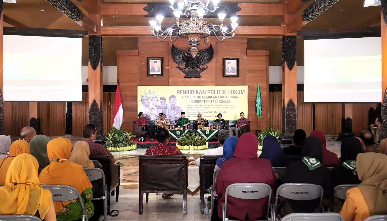 Suasana diskusi publik Pendidikan Politik Hukum dan HAM untuk Keadilan Lingkungan Kabupaten Trenggalek 