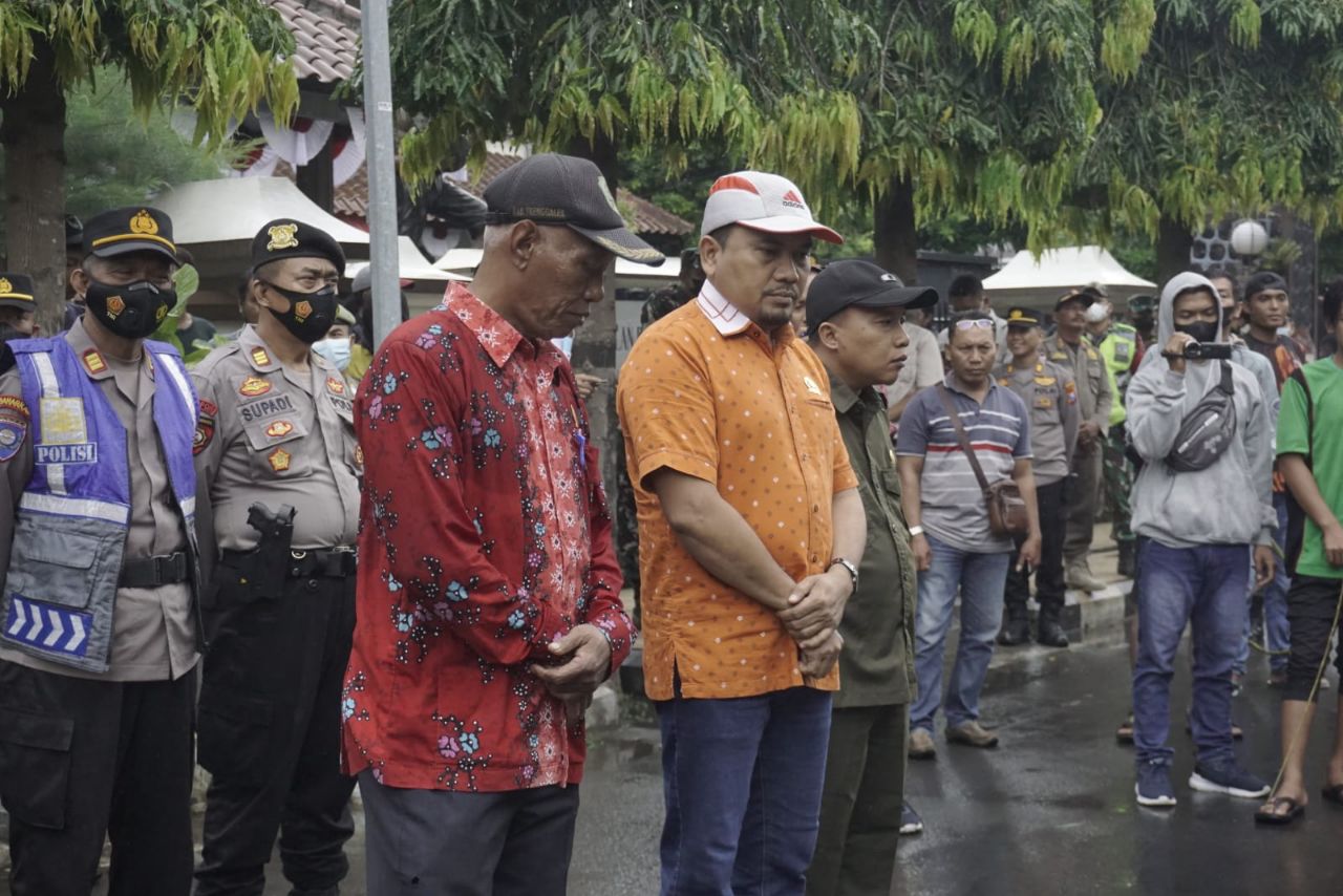 Tiga anggota DPRD Trenggalek yang menemui massa aksi tolak kenaikan BBM/Foto: Kabar Trenggalek