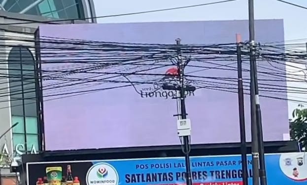 Kabel Semrawut di Depan Videotron Pasar Pon Trenggalek, Profesor Tombro Widodo Bikin Sindiran