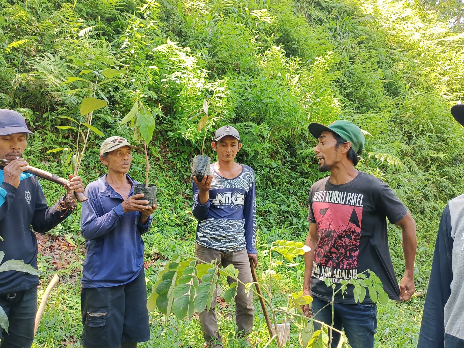 Warga Desa Pakel Banyuwangi menanam pohon bersama di lahan reklaiming