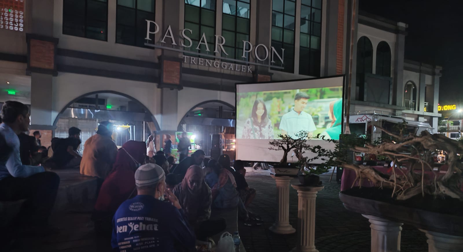 Warga nonton film di Pasar Pon Trenggalek