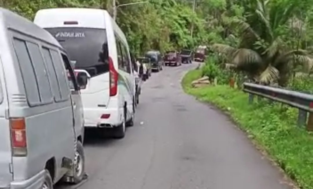 Mobil macet total akibat evakuasi truk kecelakaan di rengkek-rengkek Munjungan