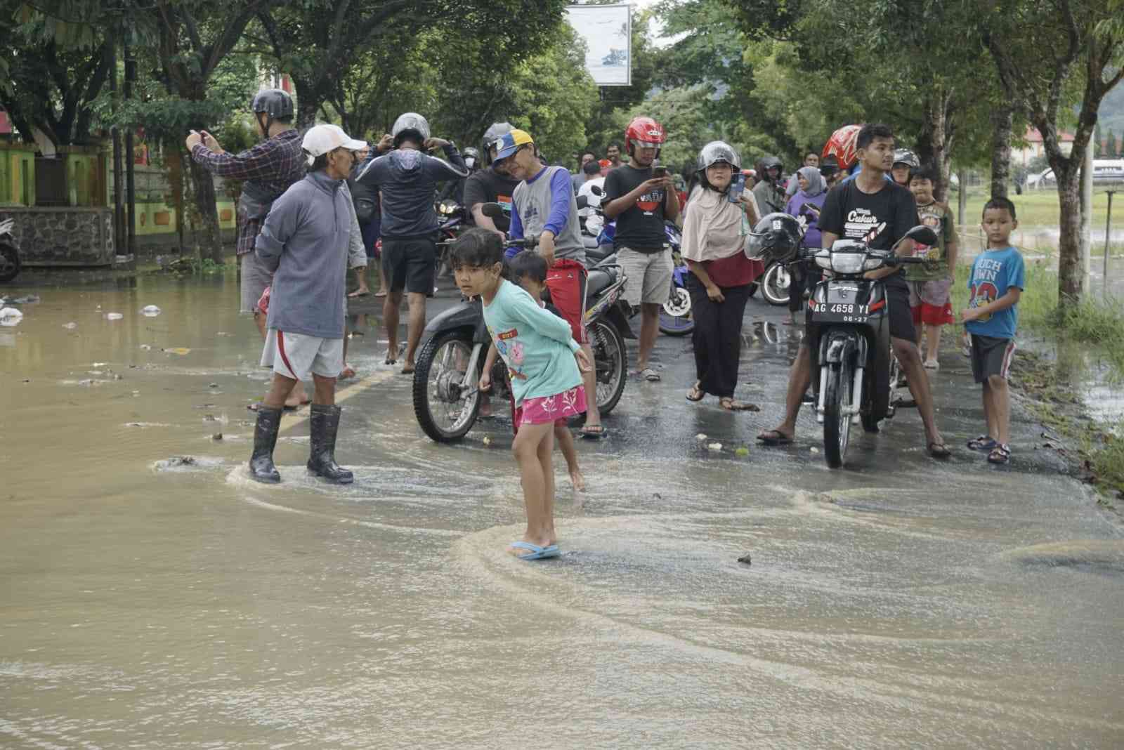 Anak kecil dan banjir di Trenggalek/Foto: Kabar Trenggalek